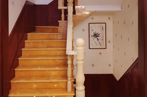 青秀中式别墅室内汉白玉石楼梯的定制安装装饰效果